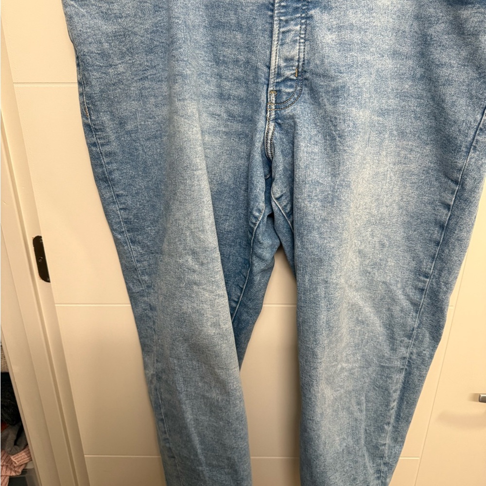 Old Navy Women's Straight Leg Jeans in Light Blue
